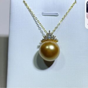 Gold peal necklace